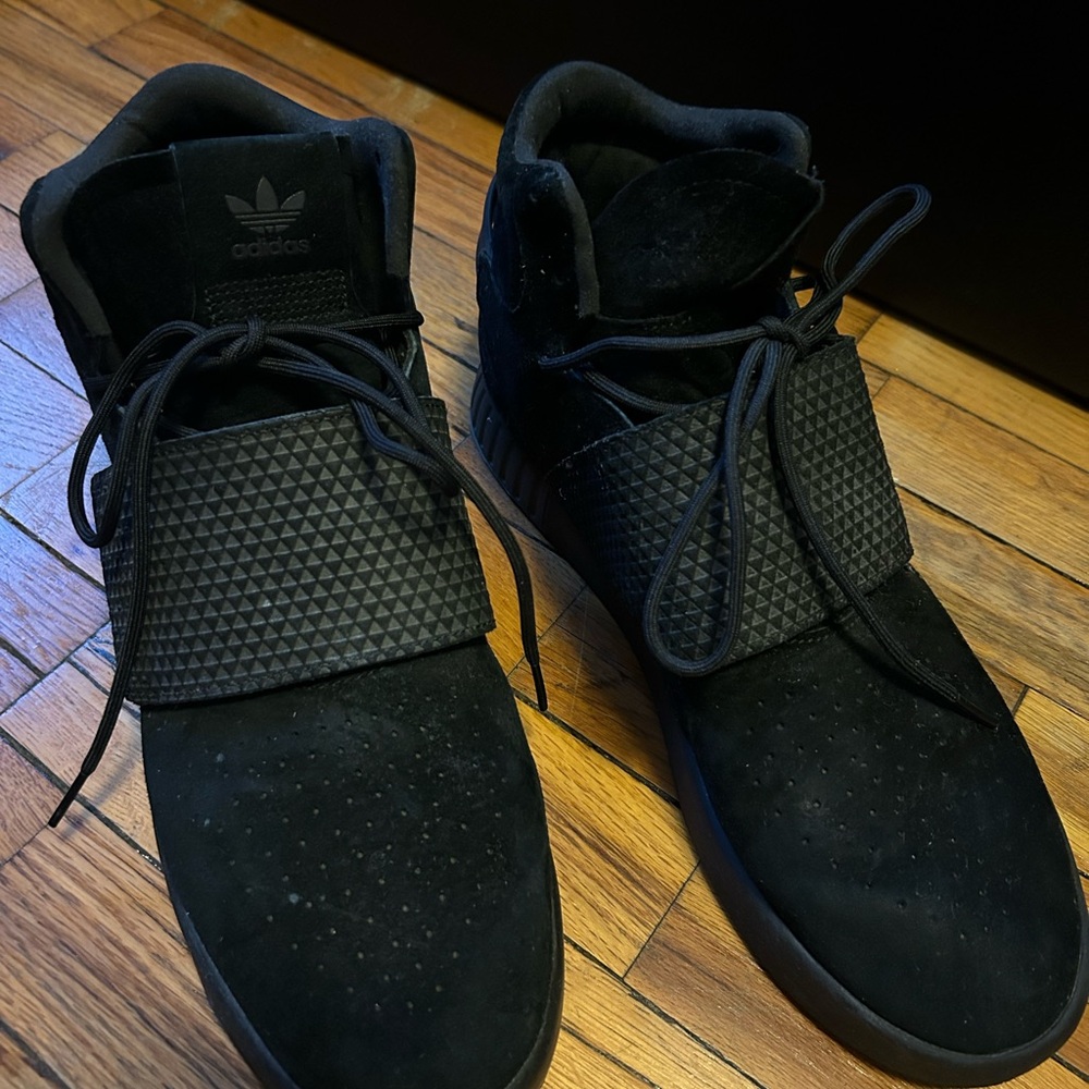 Adidas Black Sneakers with Suede Upper and Cushioned Sole